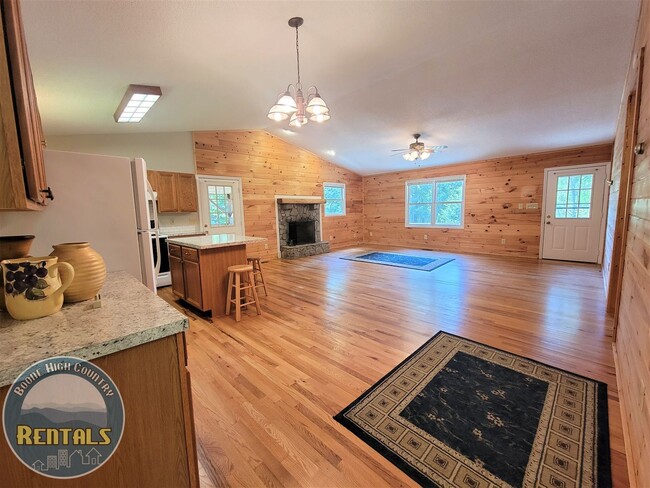 Building Photo - 3/2 One-Level Living Cabin in A Serene Setting!