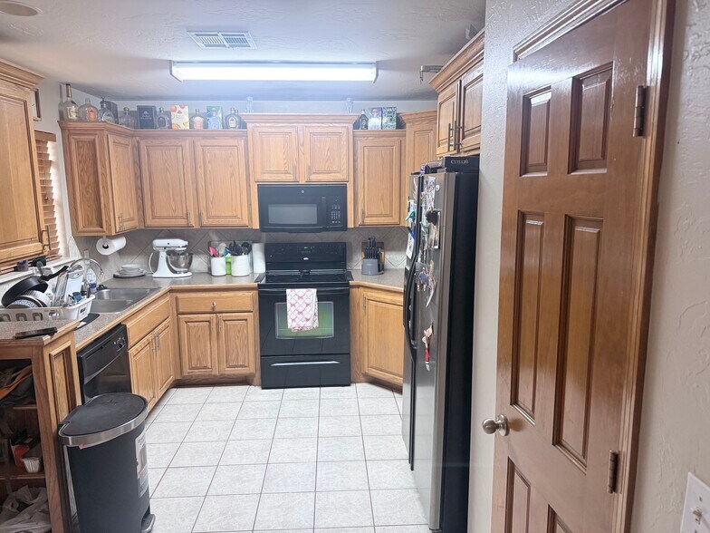 Building Photo - 818 Kc Ct