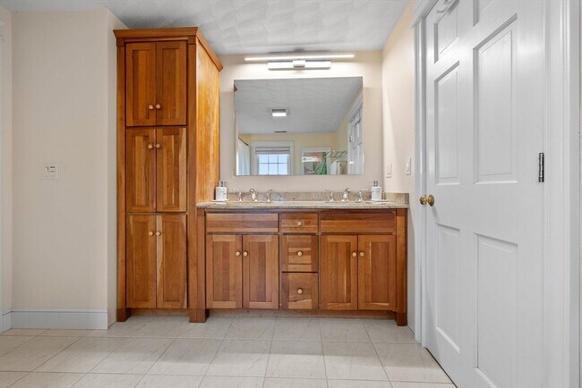 Building Photo - 42 Orchard St