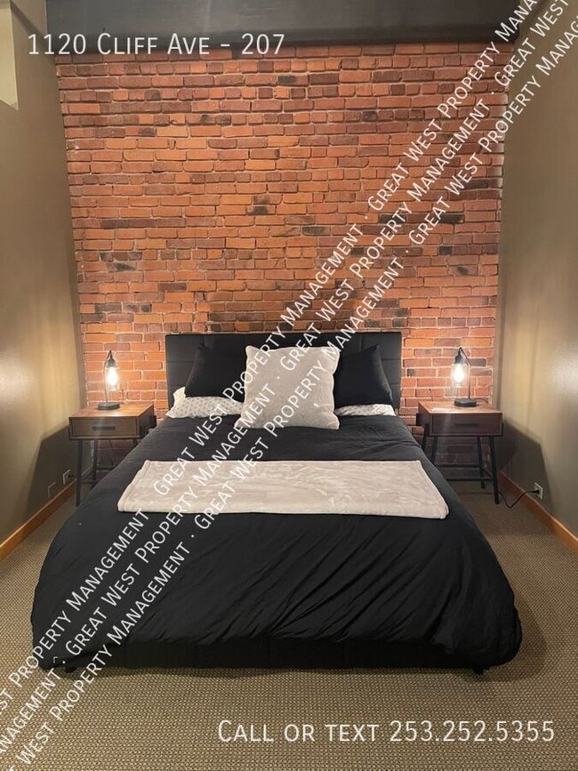 Building Photo - 1120 E Cliff Ave