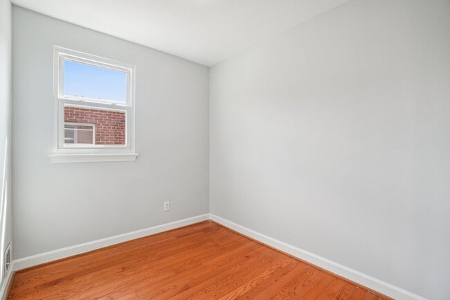 Building Photo - Semi Detached Home in Riggs Park!