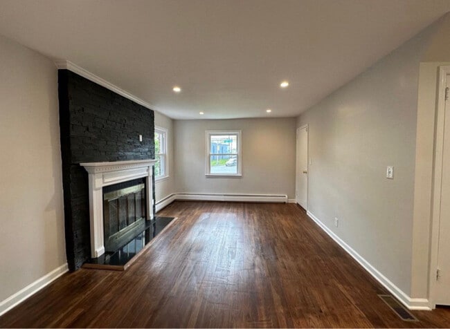 Building Photo - 32 Hazel St