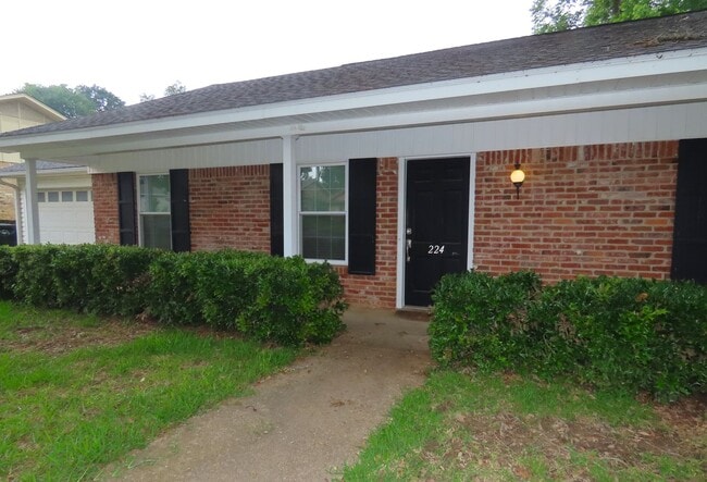 Building Photo - South Tyler! Lovely 3 Bedroom, 2 Bath House w/Garage