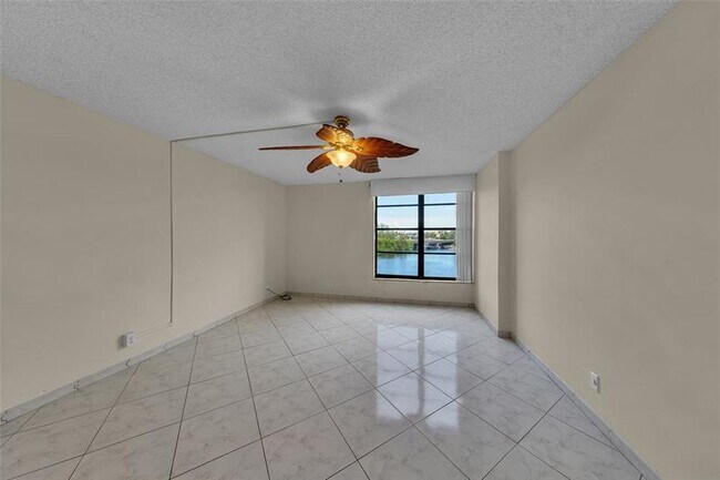 Building Photo - 7 Royal Palm Way