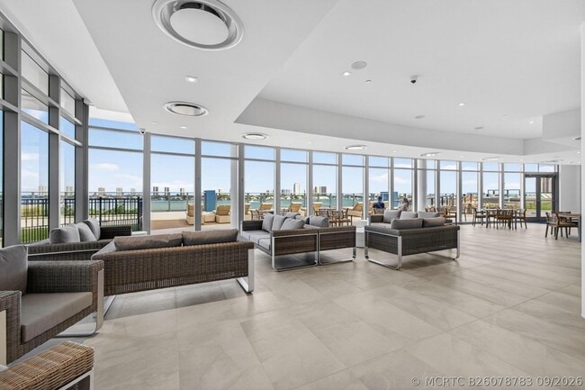 Building Photo - 220 Lake Shore Dr