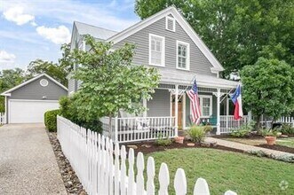 Building Photo - Cozy 3-Bedroom Retreat with Spacious Livin...