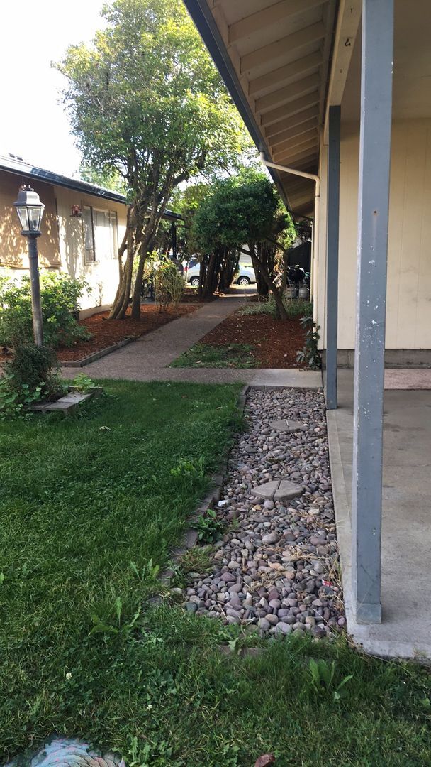 Building Photo - Water & Sewer Paid- 3 Bedroom 1 Bath Duplex