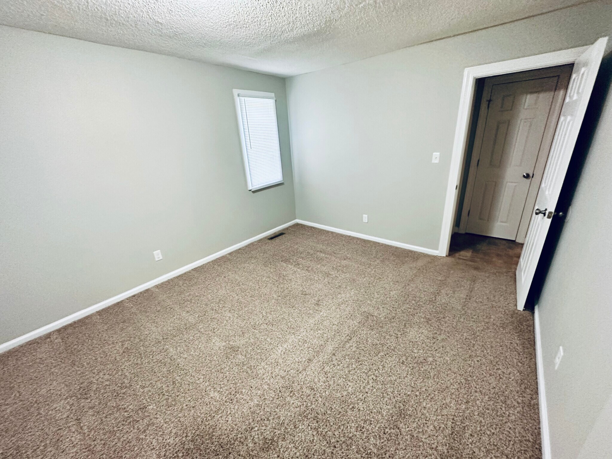 Building Photo - 104 Juniper Ln