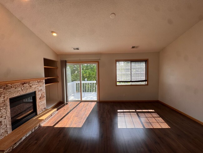 Building Photo - Luxurious 3 Bedroom, 2 Bathroom GORGEOUS townhome!