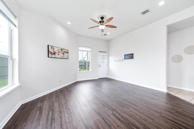 Building Photo - 14925 Gray Ridge Ln