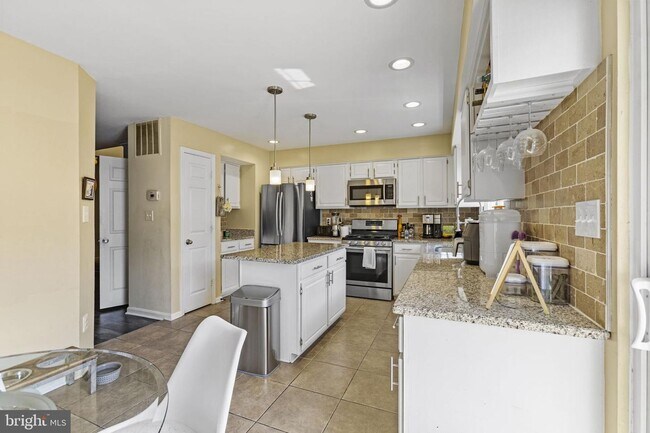 Building Photo - This beautiful 3-bedroom townhome is nestl...