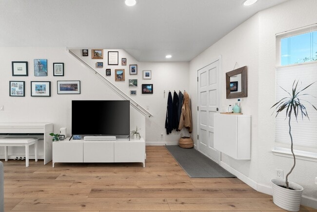 Building Photo - 3850 Bramble Ln