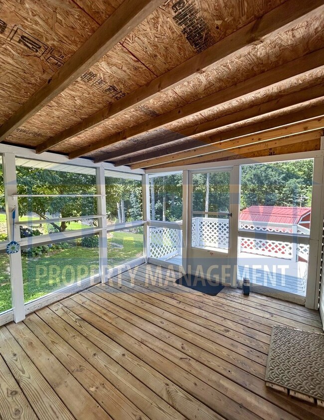 Building Photo - Three bedroom home w/ screened in porch!