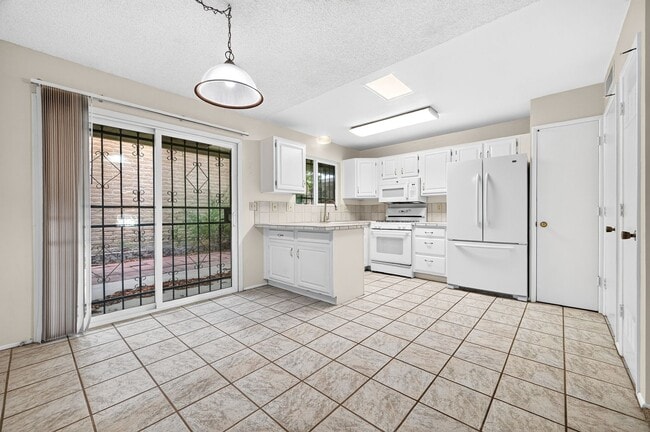 Building Photo - 510 W Cll Lago