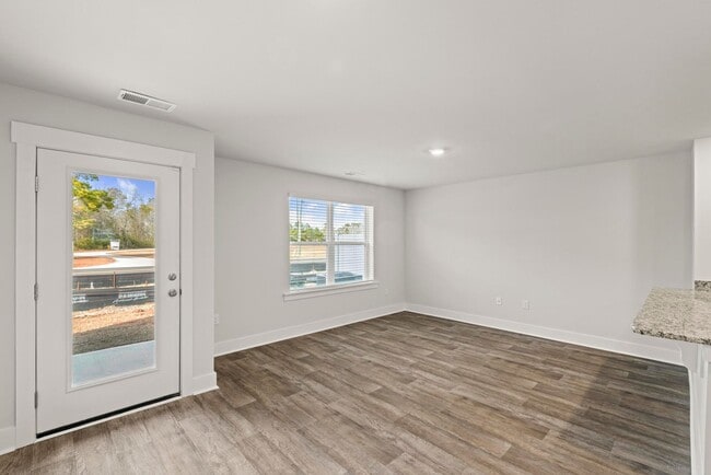 Building Photo - Brand New Town Home close to the beach!