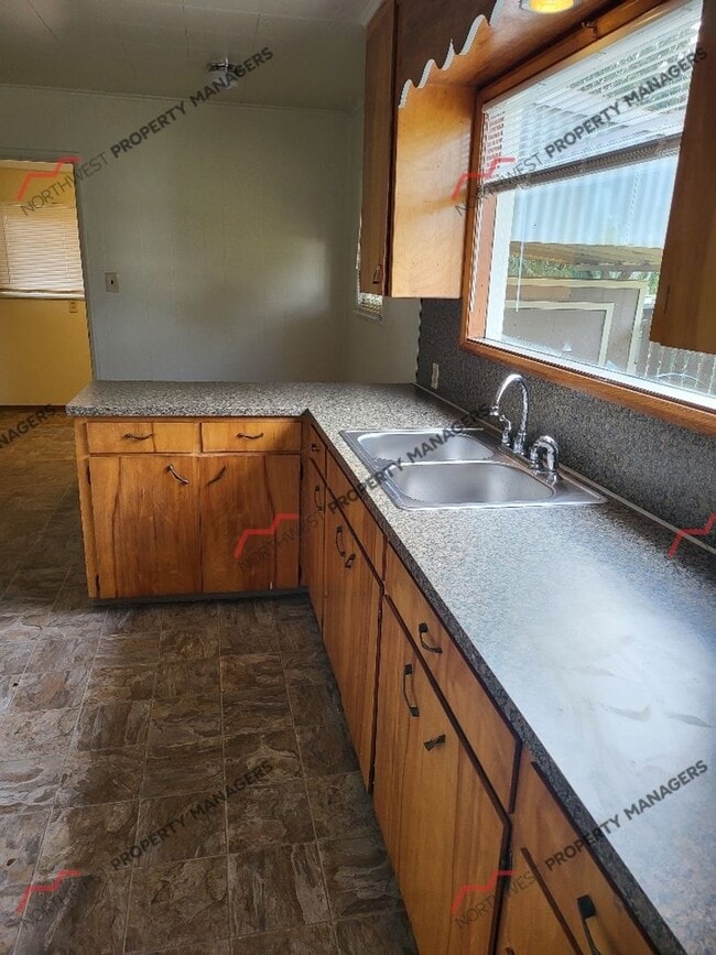 Building Photo - 629 NW Hawthorne Pl