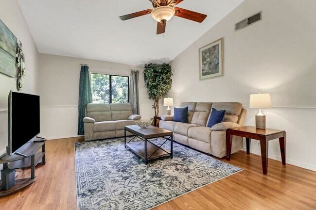 Building Photo - 4800 SW 12th Pl