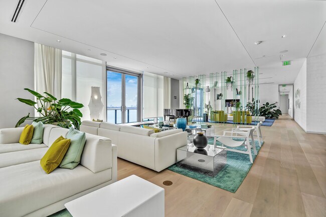 Building Photo - 3131 NE 7th Ave