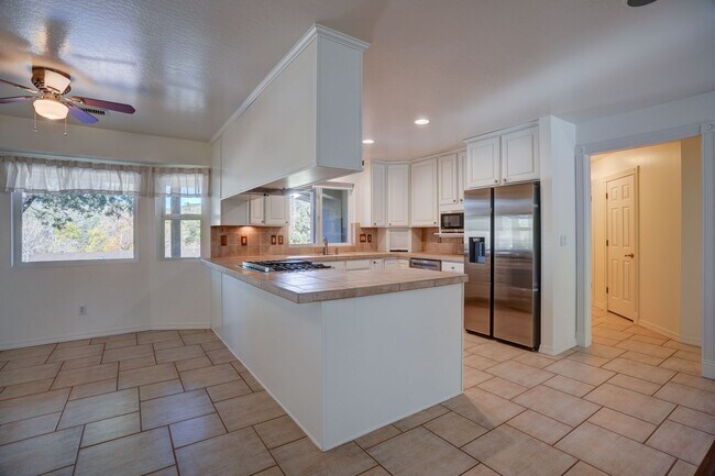 Building Photo - Extra spacious 3 bed 2 bath home in Kingsw...