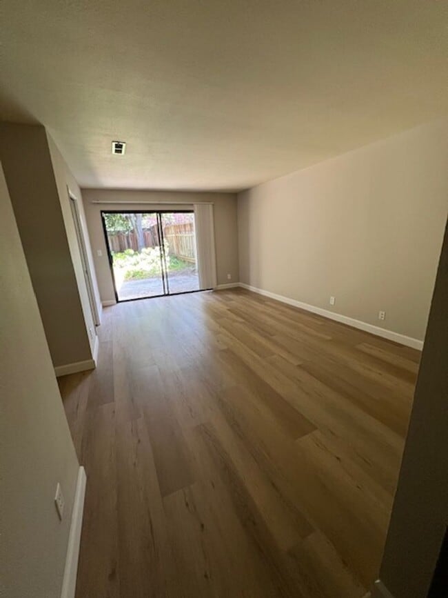 Building Photo - 3 Bed End Unit in Mt. View