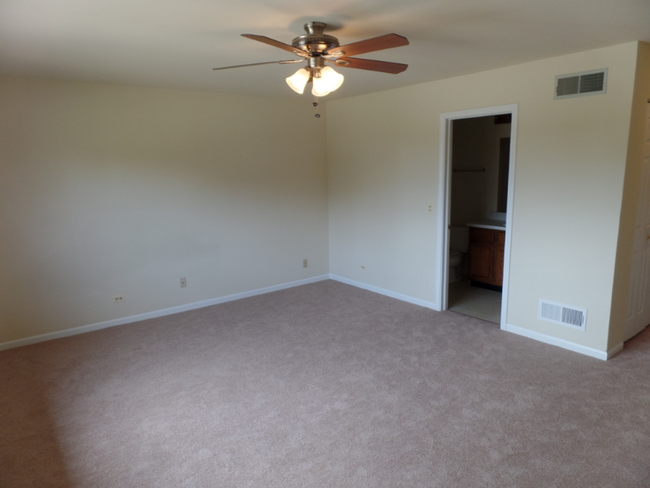 Building Photo - 315 Creekside Dr