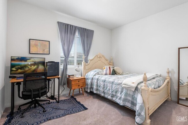 Building Photo - 4 Bed 2 Bath