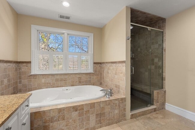 Building Photo - 11 Bobolink Rd