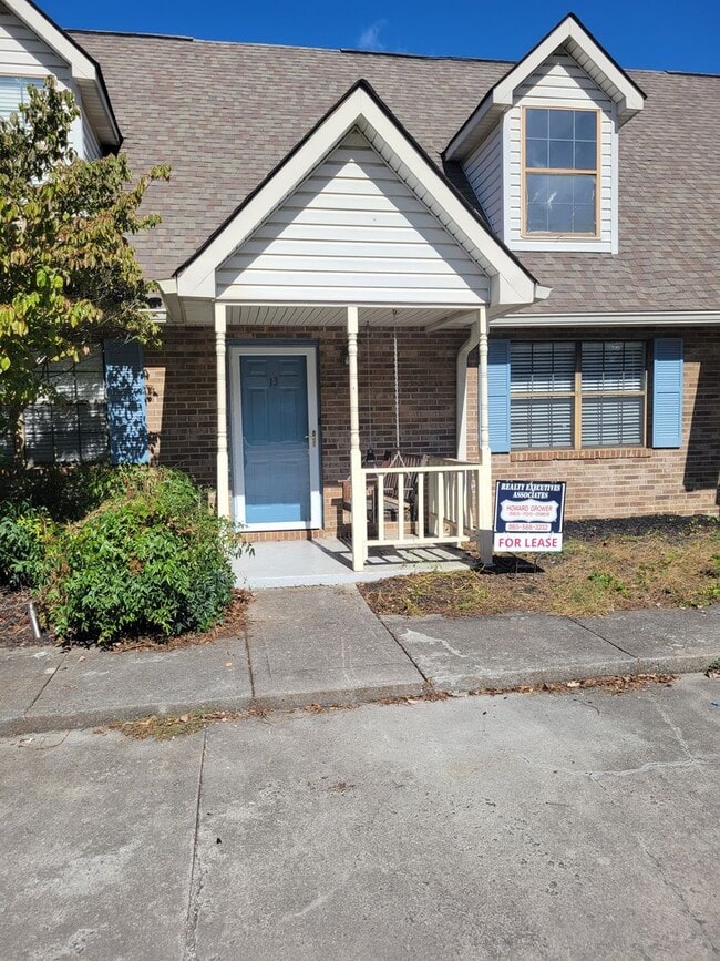 Building Photo - Knoxville 37922 - 2 bedroom, 2 bath townho...