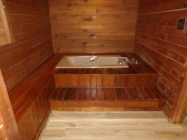 Building Photo - 4 bedroom Log House