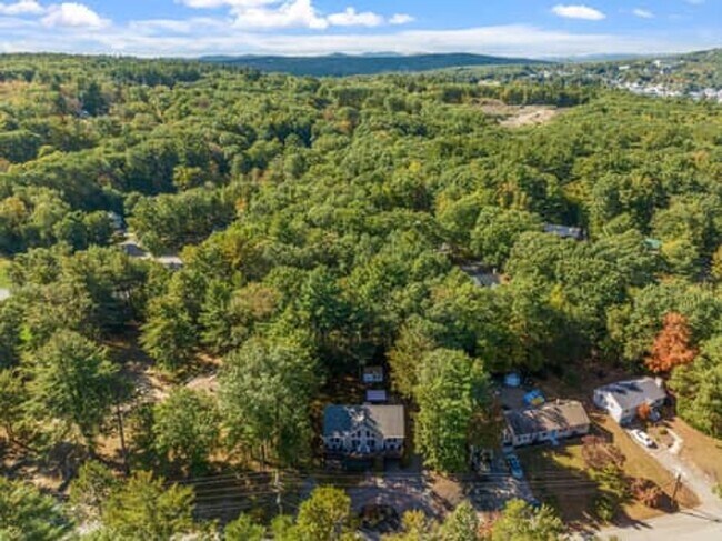 Building Photo - Spacious & Comfortable 4 Bedroom House - C...