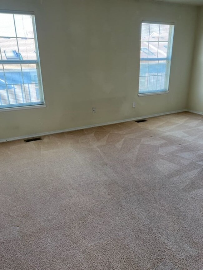 Building Photo - 3 Bedroom plus loft and Community Pool