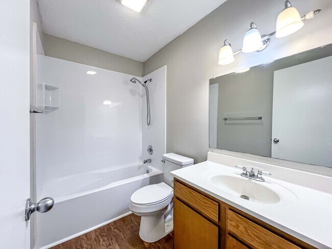Building Photo - Conveniently Located 2-bedroom Townhome