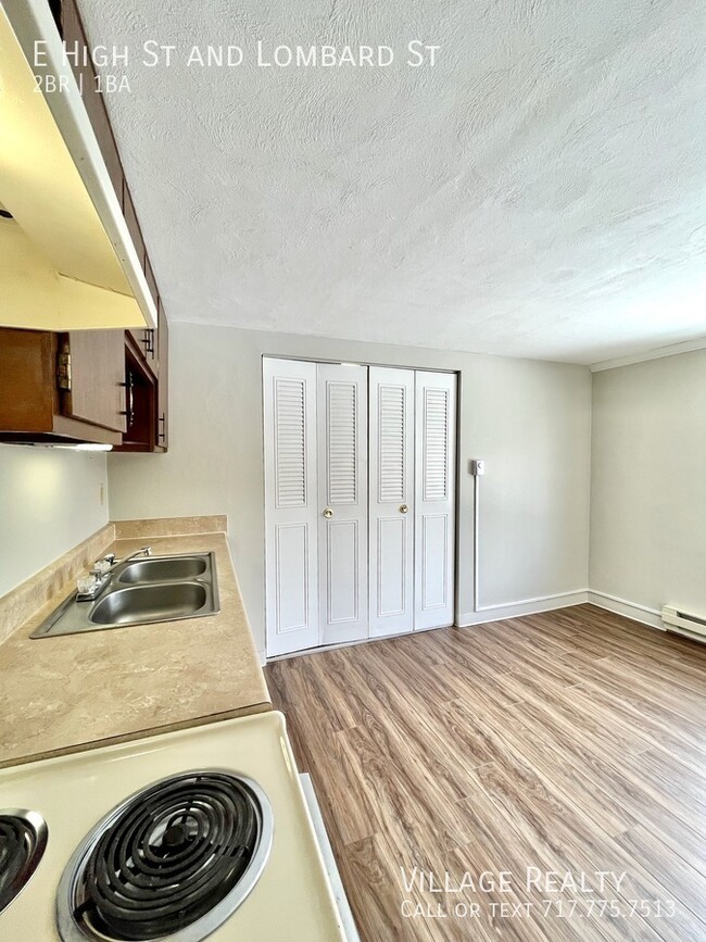 Building Photo - Huge 2-Bed apartment with washer/dryer hoo...