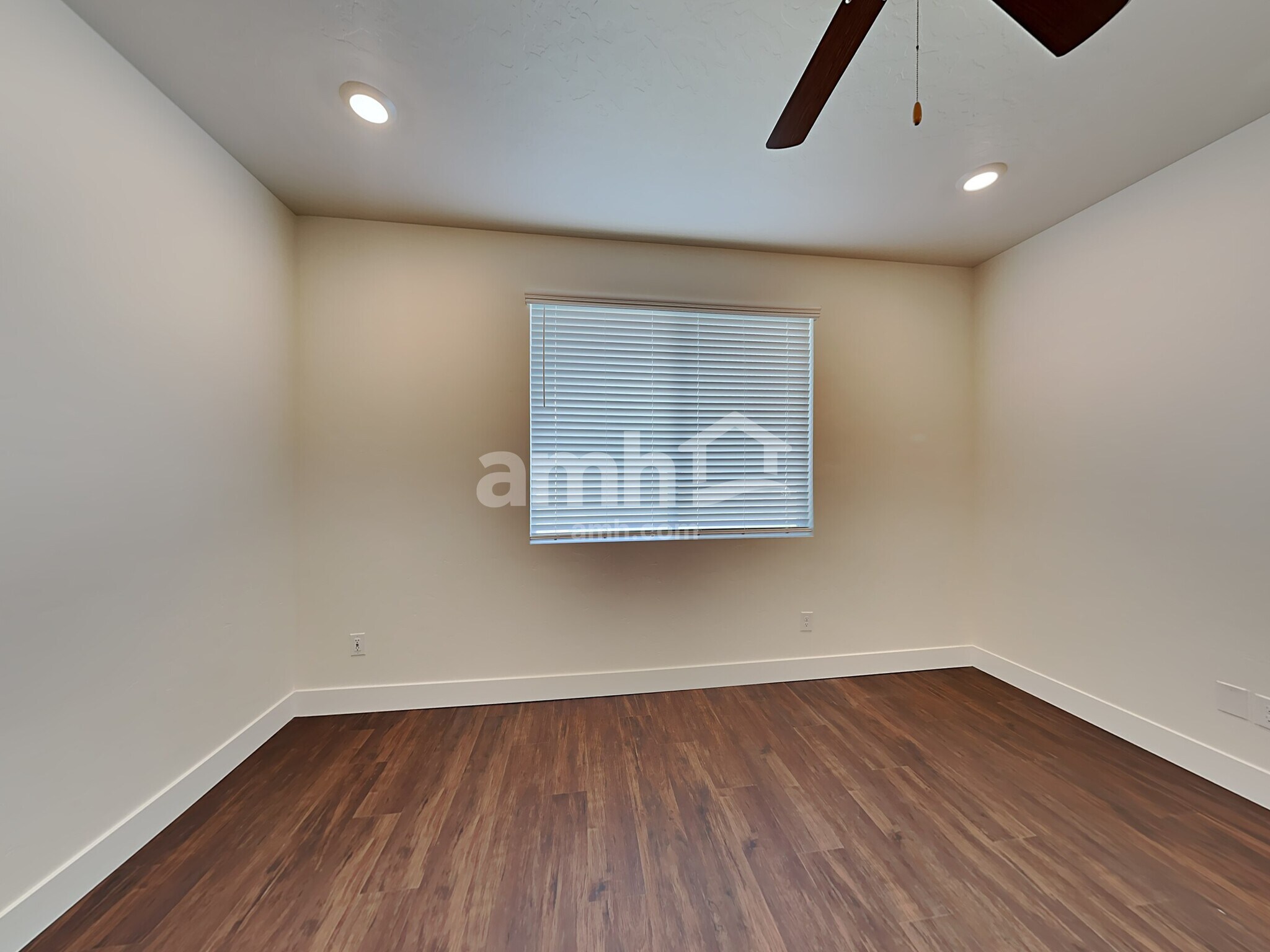 Building Photo - 1334 N Barkvine Ave