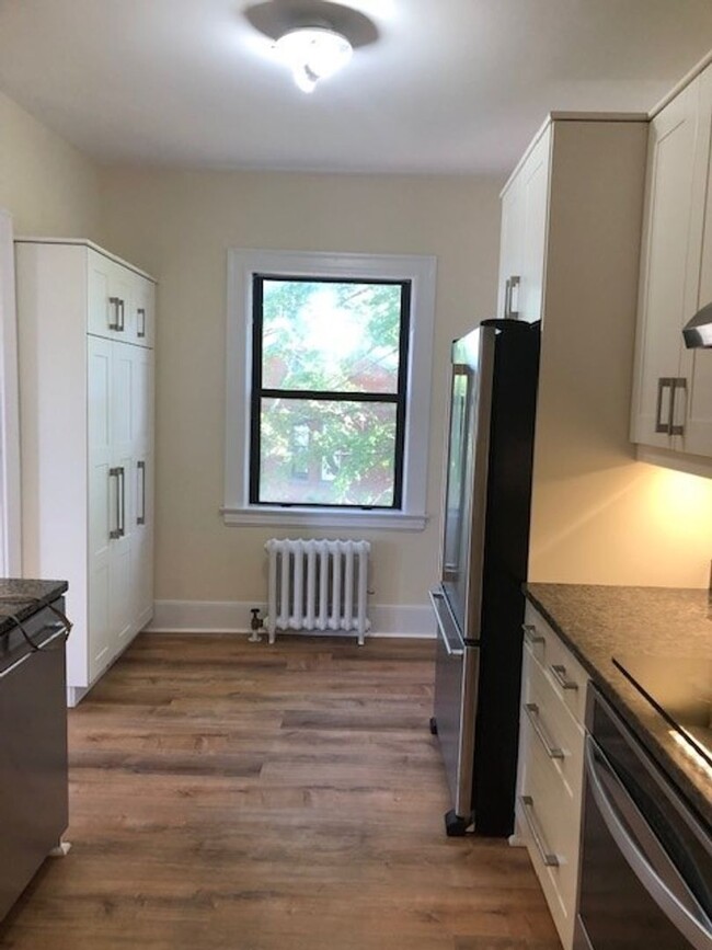 Building Photo - Spacious 2BR/1BA Apartment Available Now!!...