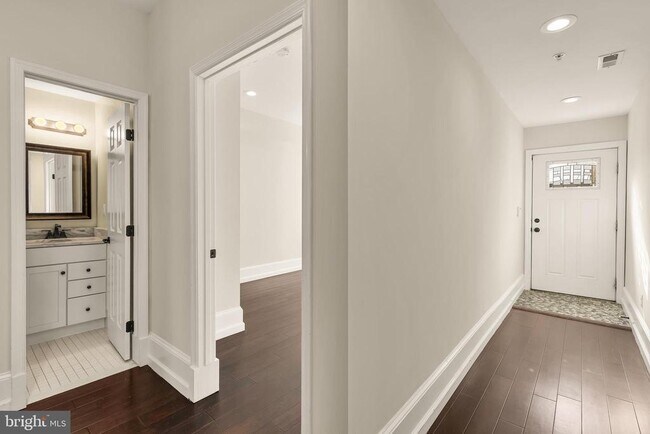 Building Photo - 1609 Levis St NE