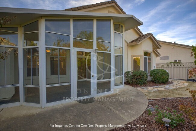 Building Photo - Welcome to Your Dream 55+ Oasis in Sun City Roseville!