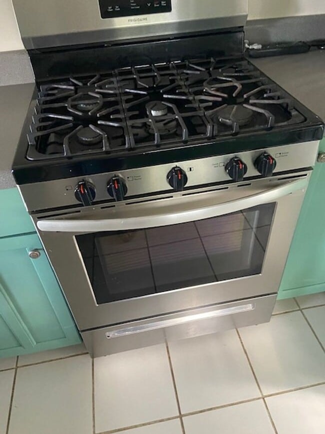 Building Photo - Beautiful 3brm, 2bath Home in Heart of Bur...