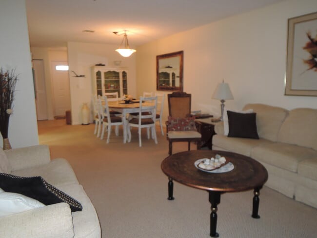 Building Photo - 1209 S Lakes End Dr