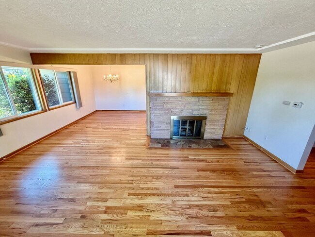 Building Photo - Spacious, Remodeled 5bd/3bath Cherry Park Home with Large Fenced Garden and Finished Basement