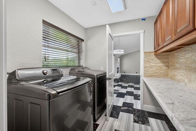 Building Photo - 1295 Longlea Terrace