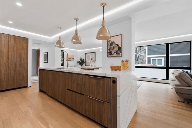 Building Photo - 80 Alpine St