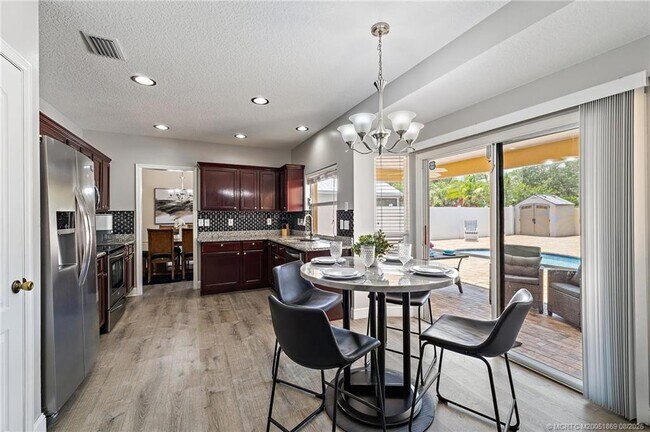 Building Photo - 728 NW Waterlily Pl
