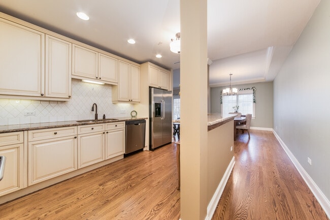 Building Photo - 1021 Peterson Ave