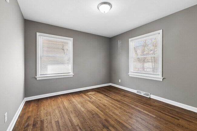 Building Photo - 815 W 187th St