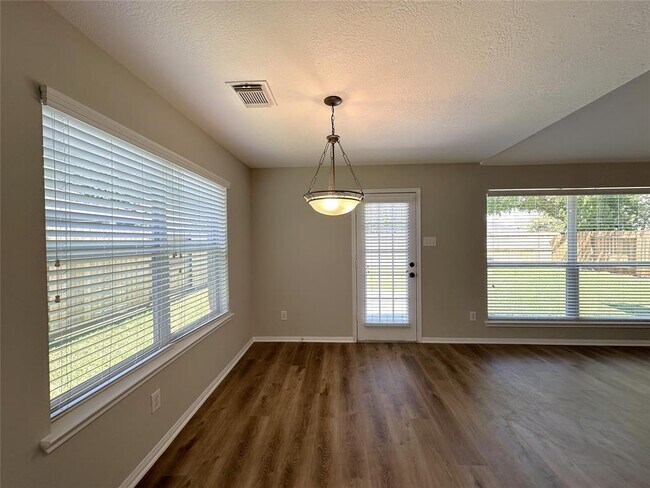 Building Photo - 3031 Valley Ct
