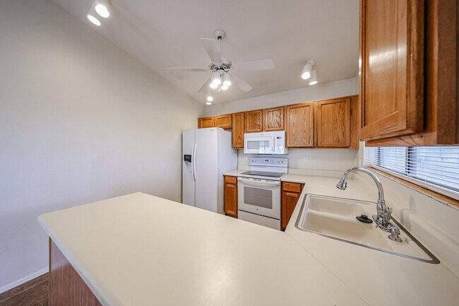 Building Photo - 10935 W Ruth Ave