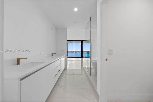 Building Photo - 700 NE 24th St