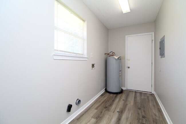 Building Photo - 3/2 Northwest Pensacola brick home with ga...