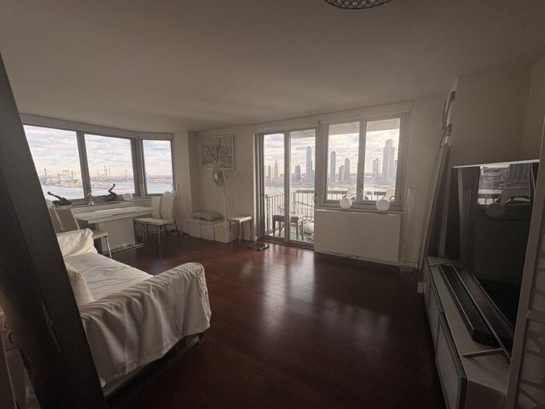 Building Photo - 401 E 34th St